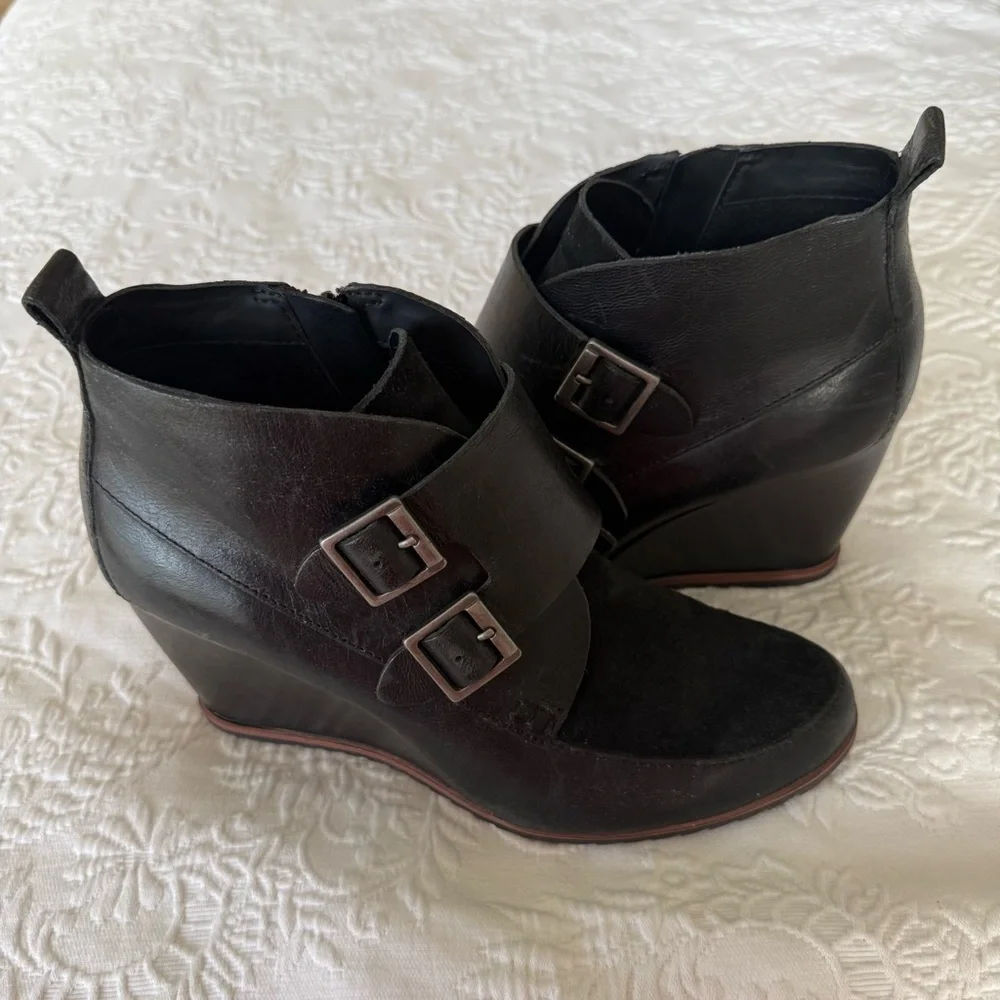 Kork-Ease Stylish Black Wedge Ankle Boots with Buckle. Size 8.5